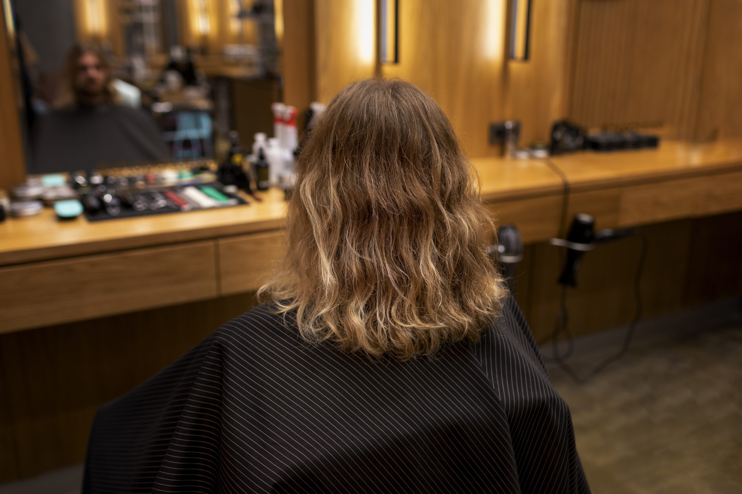 hairdresser-grooming-their-client (1)